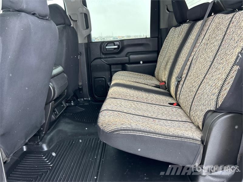 Chevrolet Silverado 3500HD Z71 4x4 Crew Cab Pickup Outro