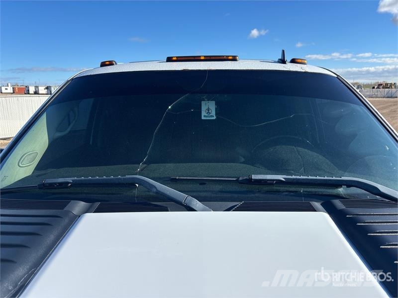 Chevrolet Silverado 3500HD 4x4 Crew Cab Pickup Andere Transporter