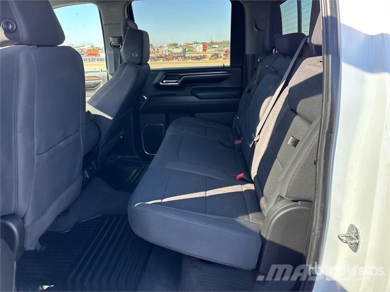 Chevrolet Silverado 3500HD 4x4 Crew Cab Pickup Övriga bilar