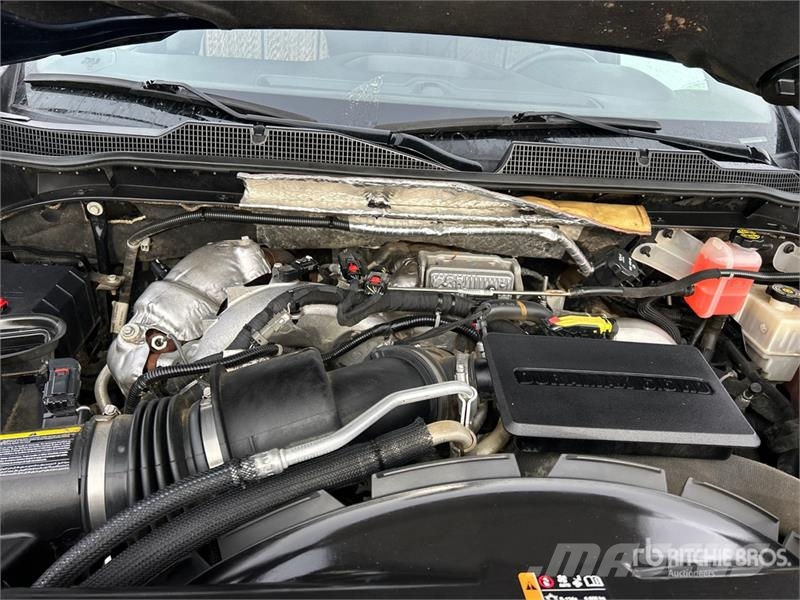Chevrolet Silverado 3500HD Z71 4x4 Crew Cab Pickup Outro
