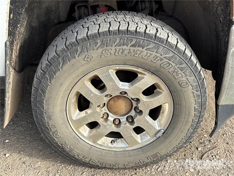 Chevrolet Silverado 3500HD 4x4 Crew Cab Cab and Chassis Cabines