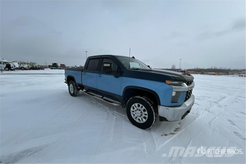 Chevrolet Silverado 3500HD Z71 4x4 Crew Cab Pickup Outro