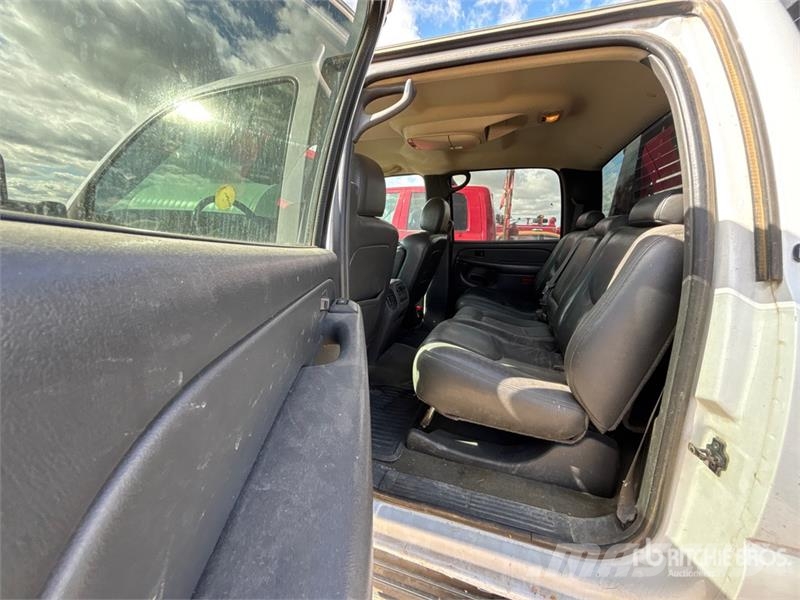 Chevrolet Silverado 3500 LT 4x4 Crew Cab Flatbed Truck Planbiler