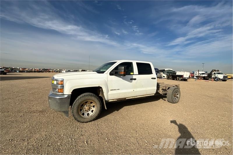 Chevrolet Silverado 3500HD 4x4 Crew Cab Cab and Chassis Cabines