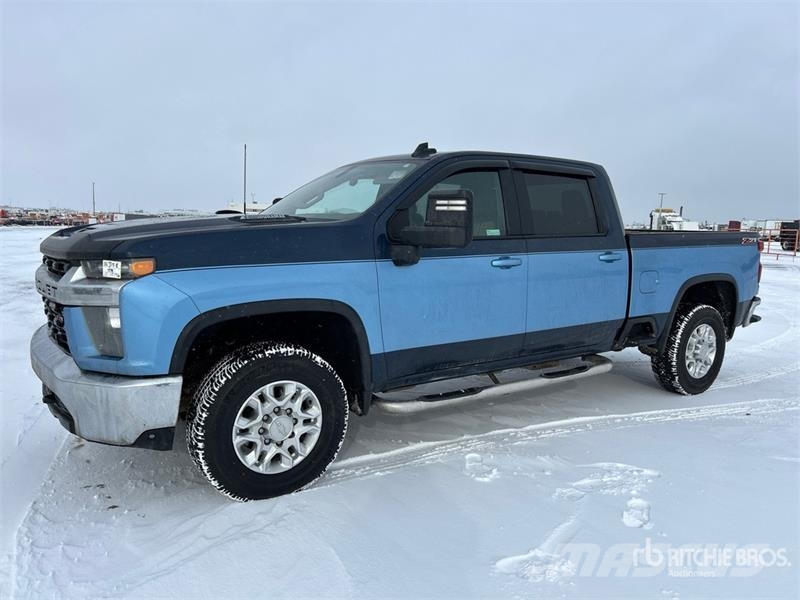 Chevrolet Silverado 3500HD Z71 4x4 Crew Cab Pickup Outro