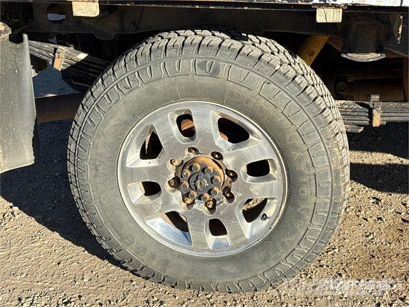 Chevrolet Silverado 3500HD Вантажівки-платформи/бокове розвантаження