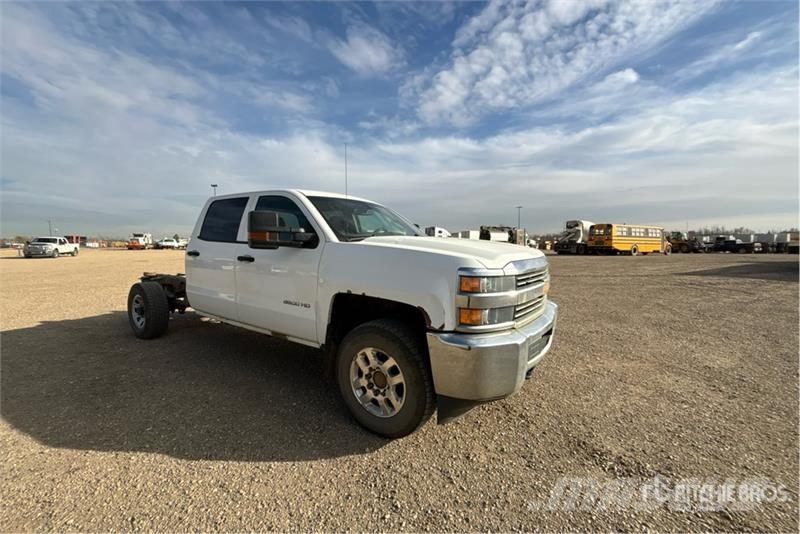 Chevrolet Silverado 3500HD 4x4 Crew Cab Cab and Chassis Cabines