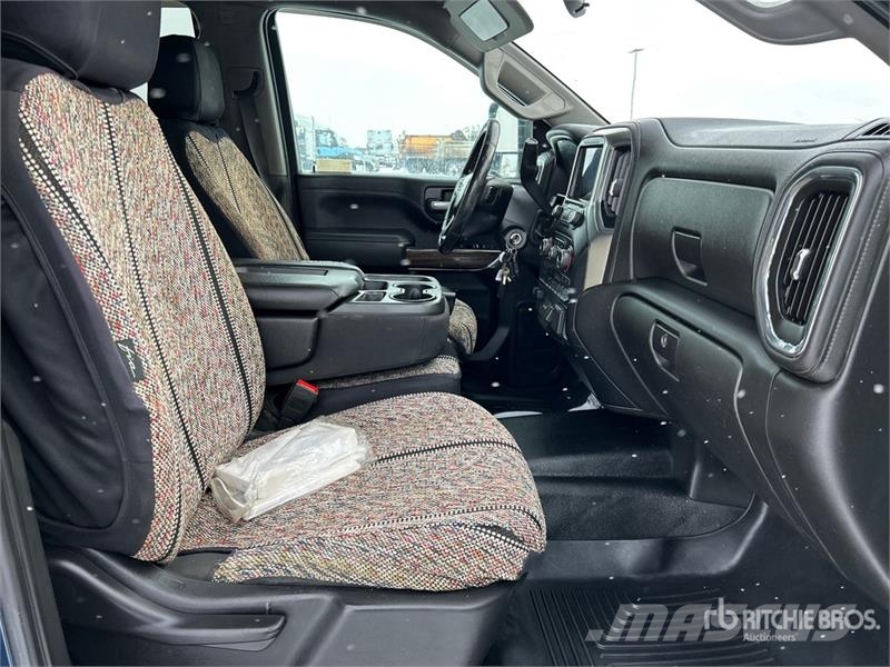 Chevrolet Silverado 3500HD Z71 4x4 Crew Cab Pickup Outro