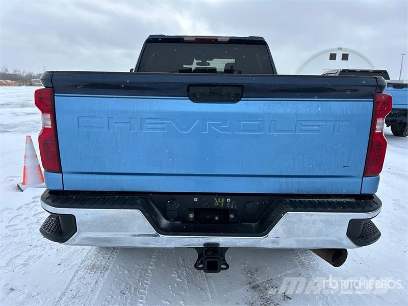 Chevrolet Silverado 3500HD Z71 4x4 Crew Cab Pickup Outro