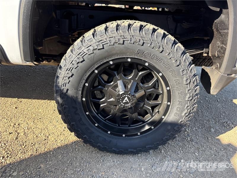 Chevrolet Silverado 3500HD 4x4 Crew Cab Pickup Övriga bilar