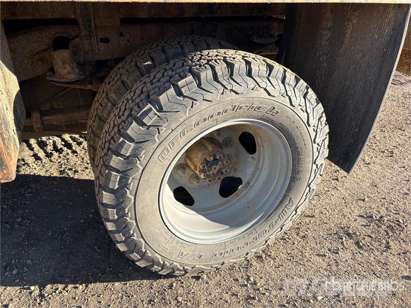 Chevrolet Silverado 3500HD 平板式/側卸式卡車