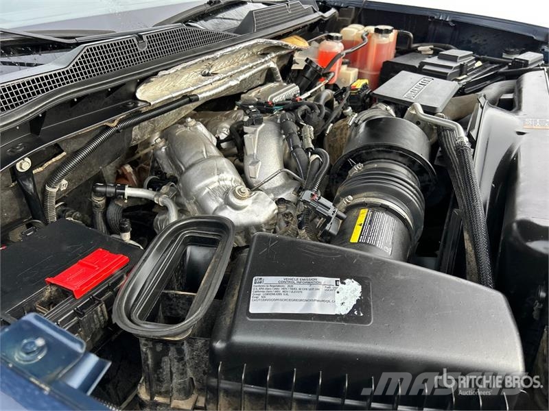 Chevrolet Silverado 3500HD Z71 4x4 Crew Cab Pickup Outro