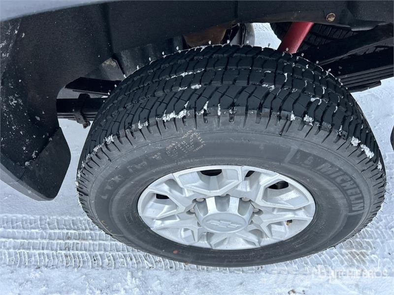 Chevrolet Silverado 3500HD Z71 4x4 Crew Cab Pickup Outro
