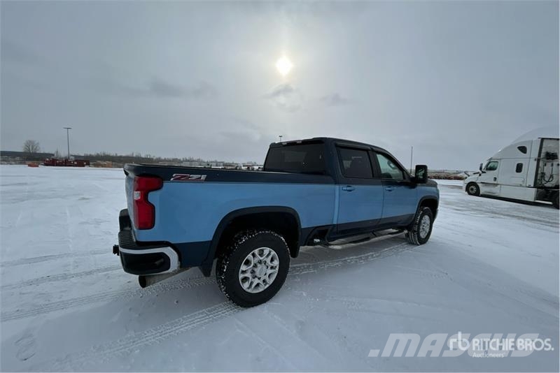 Chevrolet Silverado 3500HD Z71 4x4 Crew Cab Pickup Outro