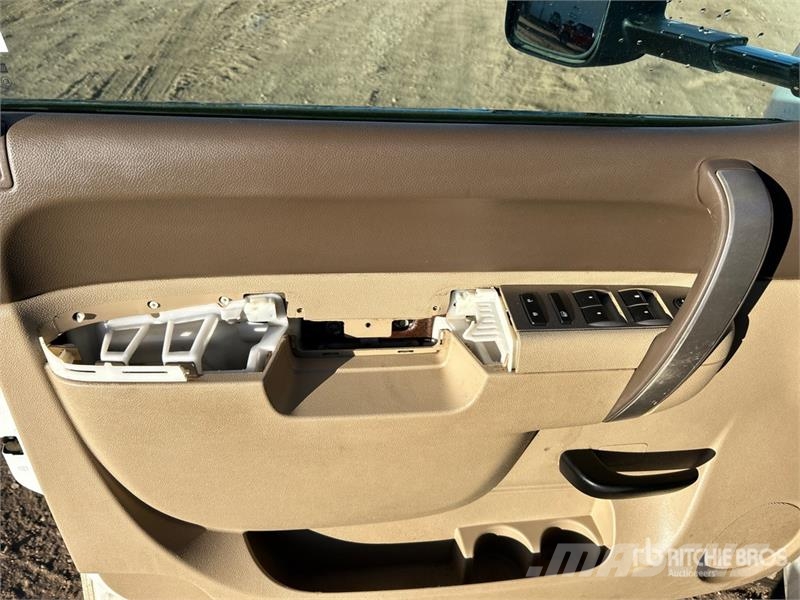 Chevrolet Silverado 3500HD 平板式/側卸式卡車