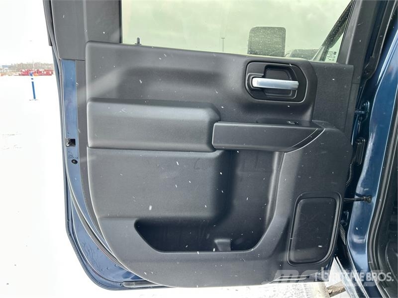 Chevrolet Silverado 3500HD Z71 4x4 Crew Cab Pickup Outro