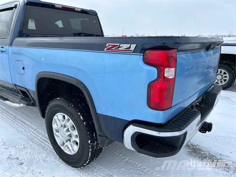 Chevrolet Silverado 3500HD Z71 4x4 Crew Cab Pickup Outro