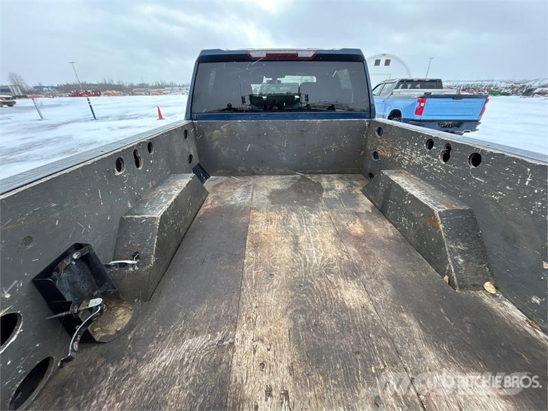 Chevrolet Silverado 3500HD Z71 4x4 Crew Cab Pickup Outro