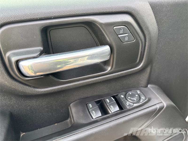 Chevrolet Silverado 3500HD Plošinové nákladné automobily/nákladné automobily so sklápacími bočnicami