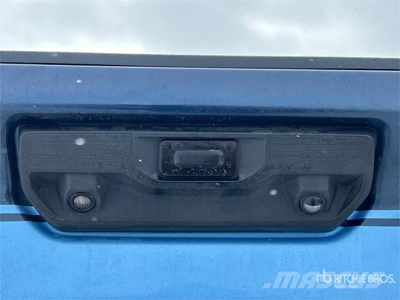 Chevrolet Silverado 3500HD Z71 4x4 Crew Cab Pickup Outro