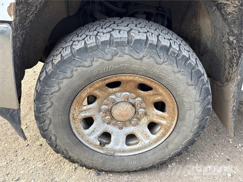 Chevrolet Silverado 3500HD 4x4 Crew Cab Cab and Chassis Cabines
