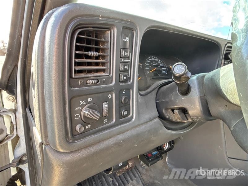 Chevrolet Silverado 3500 LT 4x4 Crew Cab Flatbed Truck Planbiler