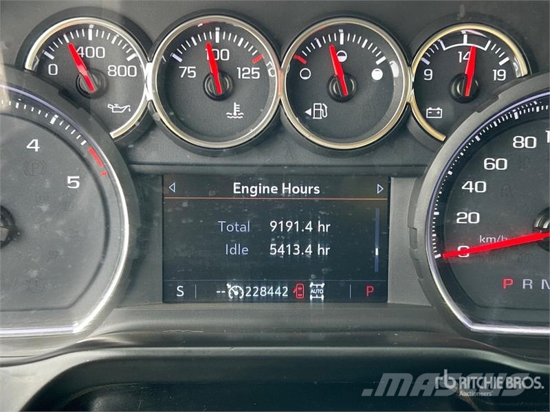 Chevrolet Silverado 3500HD Z71 4x4 Crew Cab Pickup Outro