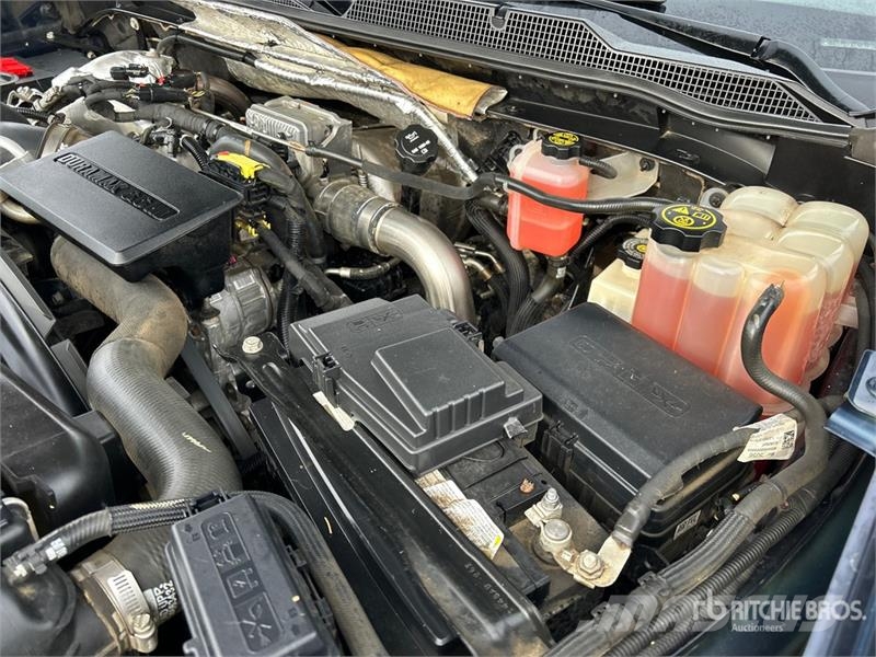 Chevrolet Silverado 3500HD Z71 4x4 Crew Cab Pickup Outro
