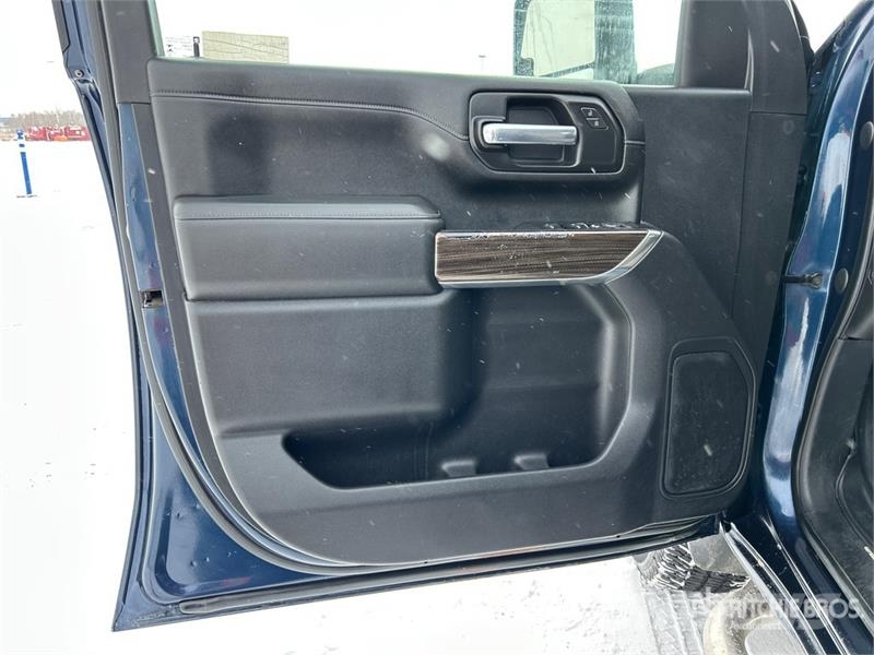 Chevrolet Silverado 3500HD Z71 4x4 Crew Cab Pickup Outro