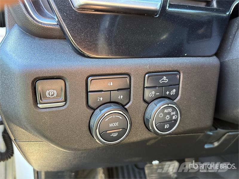 Chevrolet Silverado 3500HD 4x4 Crew Cab Pickup Övriga bilar