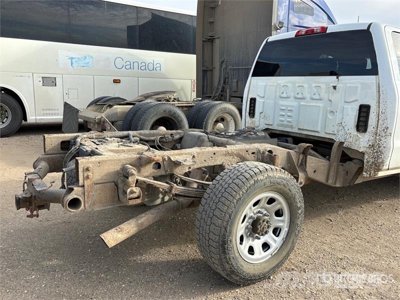 Chevrolet Silverado 3500HD 4x4 Crew Cab Cab and Chassis Cabines