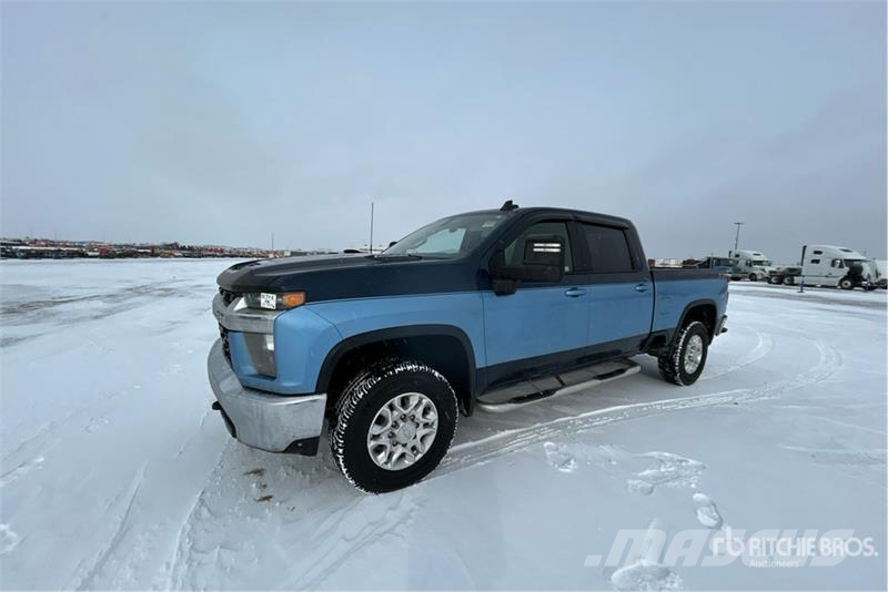 Chevrolet Silverado 3500HD Z71 4x4 Crew Cab Pickup Outro