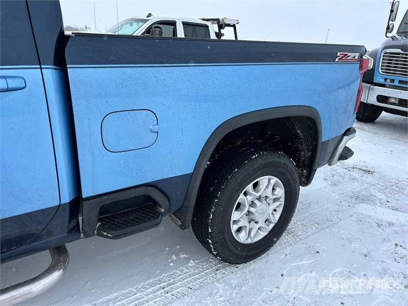 Chevrolet Silverado 3500HD Z71 4x4 Crew Cab Pickup Outro
