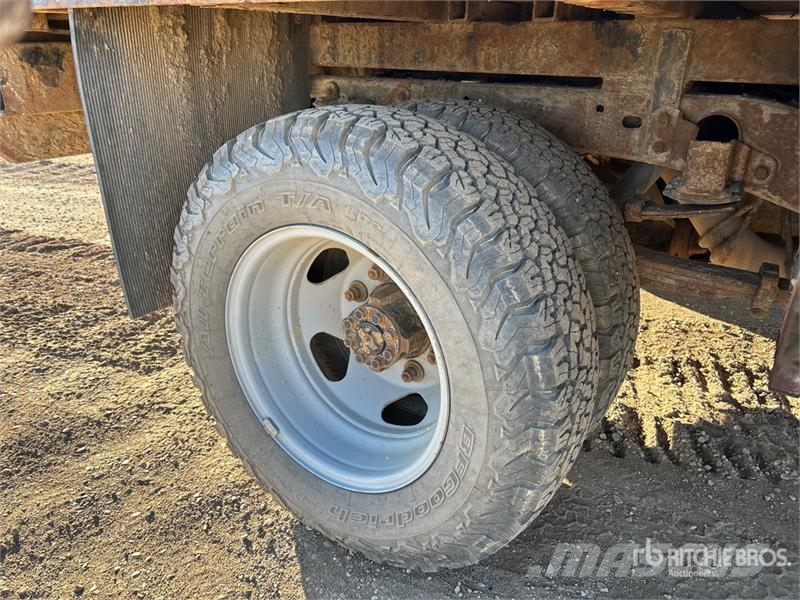 Chevrolet Silverado 3500HD 平板式/側卸式卡車