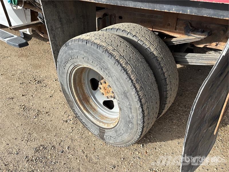 Chevrolet Silverado 3500HD Plošinové nákladné automobily/nákladné automobily so sklápacími bočnicami