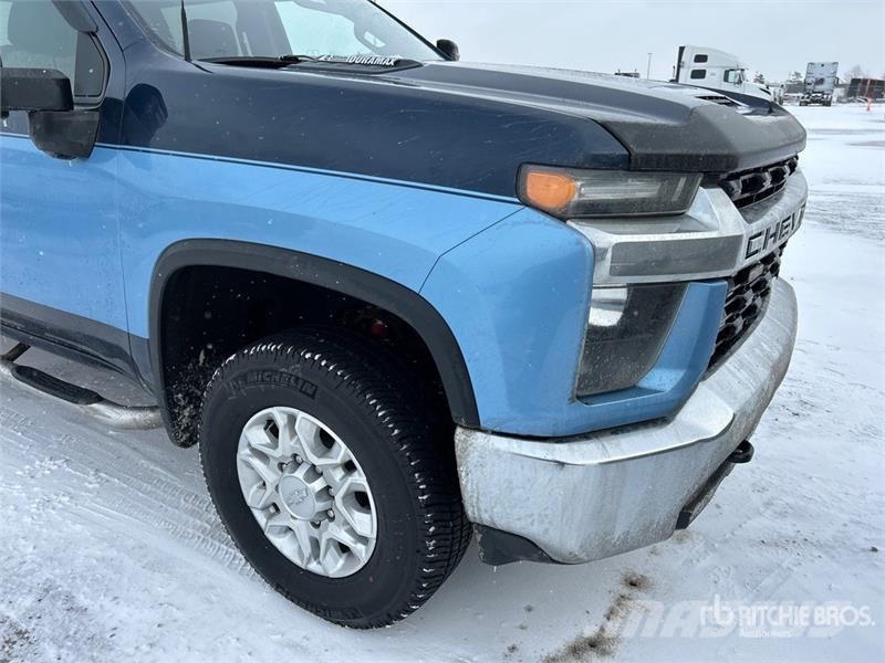 Chevrolet Silverado 3500HD Z71 4x4 Crew Cab Pickup Outro