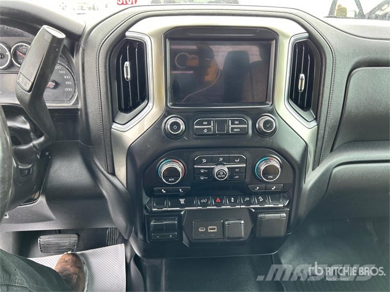 Chevrolet Silverado 3500HD Z71 4x4 Crew Cab Pickup Outro