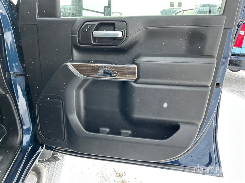 Chevrolet Silverado 3500HD Z71 4x4 Crew Cab Pickup Outro