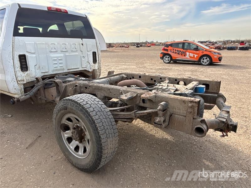 Chevrolet Silverado 3500HD 4x4 Crew Cab Cab and Chassis Cabines