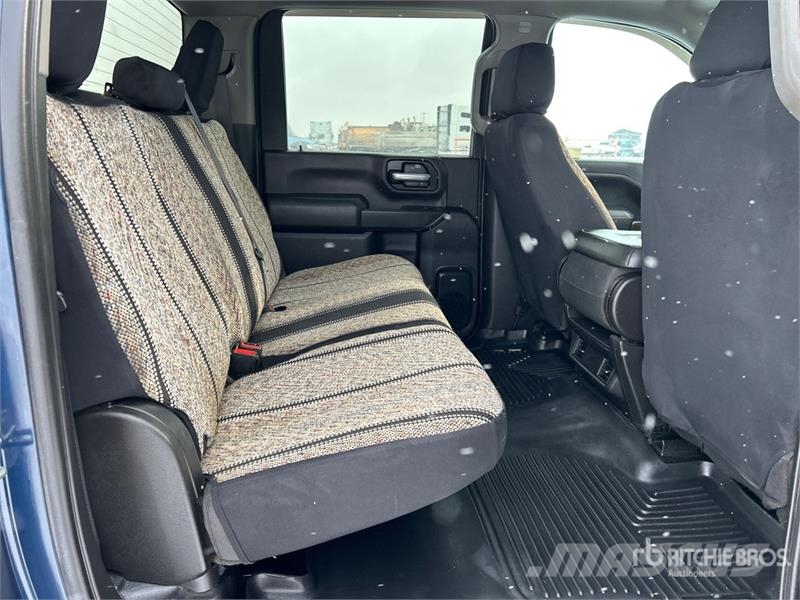 Chevrolet Silverado 3500HD Z71 4x4 Crew Cab Pickup Outro