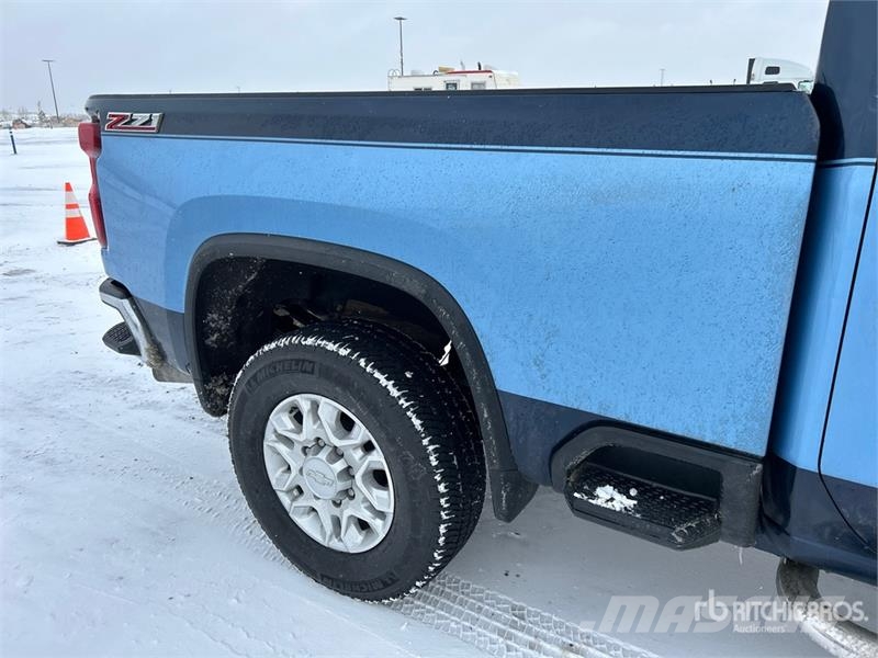 Chevrolet Silverado 3500HD Z71 4x4 Crew Cab Pickup Outro