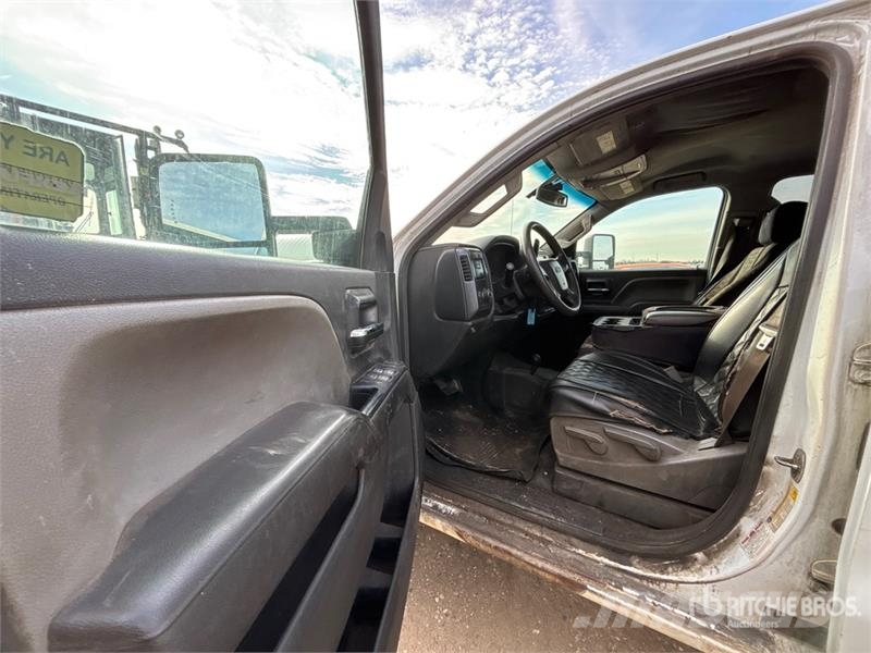 Chevrolet Silverado 3500HD 4x4 Crew Cab Cab and Chassis Cabines