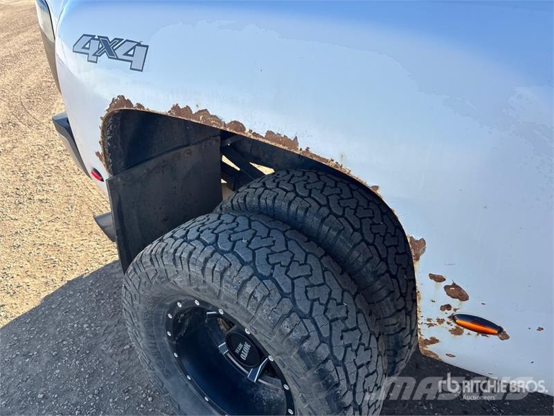 Chevrolet Silverado 3500HD 4x4 Crew Cab Pickup Andere Transporter