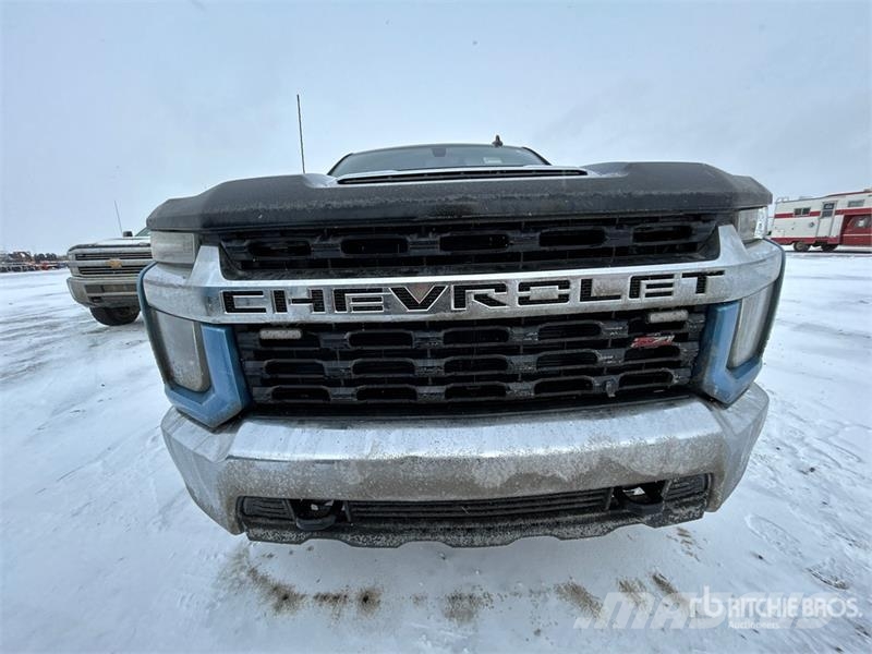 Chevrolet Silverado 3500HD Z71 4x4 Crew Cab Pickup Outro