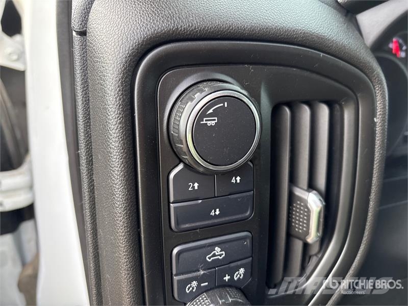 Chevrolet Silverado 3500HD Plošinové nákladné automobily/nákladné automobily so sklápacími bočnicami