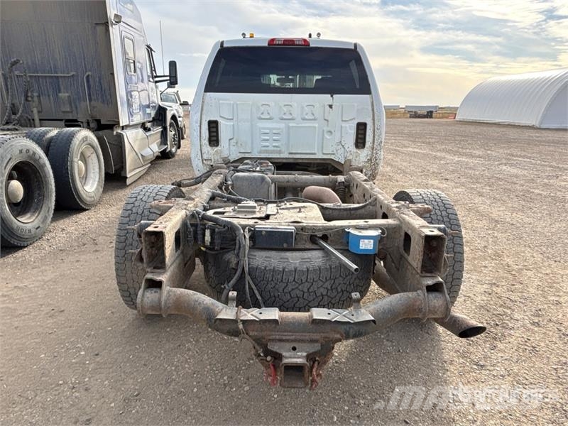 Chevrolet Silverado 3500HD 4x4 Crew Cab Cab and Chassis Cabines