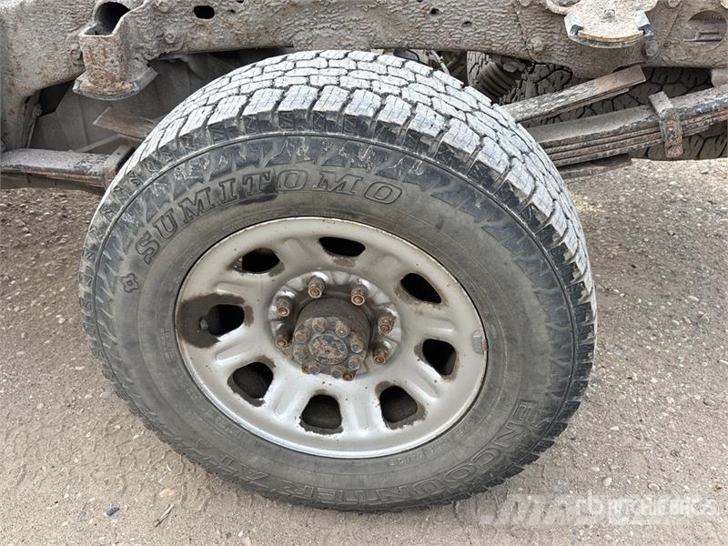 Chevrolet Silverado 3500HD 4x4 Crew Cab Cab and Chassis Cabines