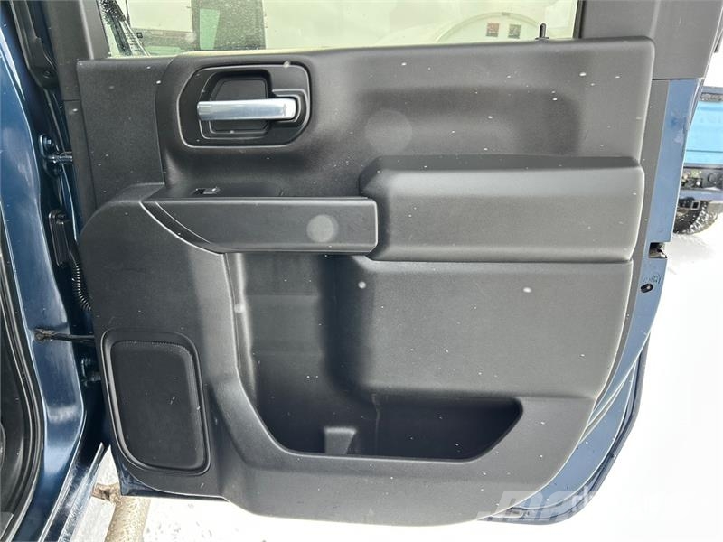 Chevrolet Silverado 3500HD Z71 4x4 Crew Cab Pickup Outro