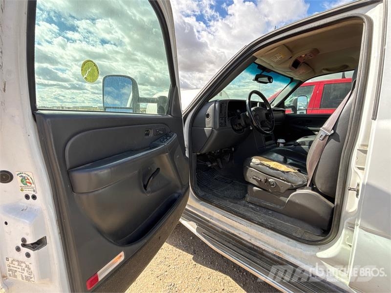 Chevrolet Silverado 3500 LT 4x4 Crew Cab Flatbed Truck Planbiler