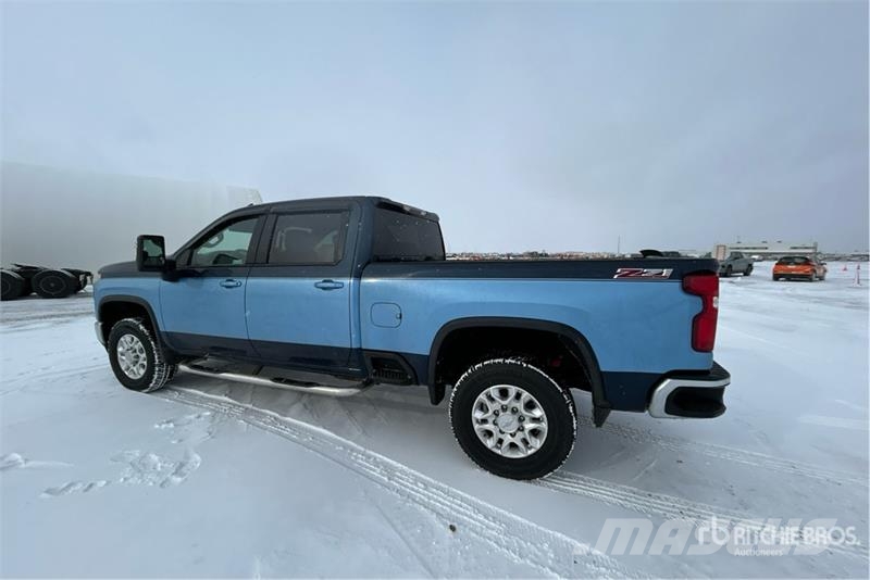 Chevrolet Silverado 3500HD Z71 4x4 Crew Cab Pickup Outro